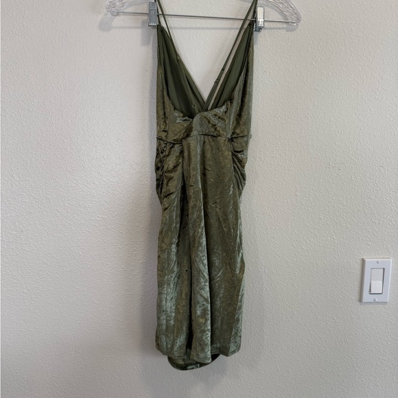 Lucy In The Sky Ruched Cross Back Dress in Green Velvet Size Large - Picture 6 of 8
